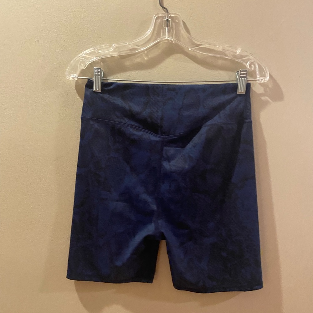 Beautiful blue/black snake skin pattern size medium bike shorts. {1053}